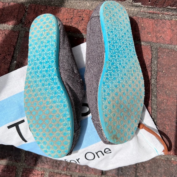 Toms made exclusively for Neiman Marcus. Elastic at top of foot. Size 8 - Picture 5 of 11